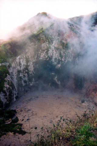 image Cráter de geiser con lodo hirviendo, Nueva Zelanda.