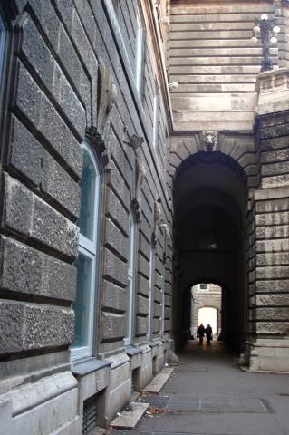 image Pasillo interior del Palacio Real, Budapest, Hungría