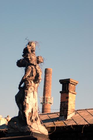 image Escultura con tejado al fondo, Budapest, Hungría