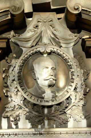 image Relieve funerario con efigie en el Cementerio de Kerepesi, Budapest, Hungría