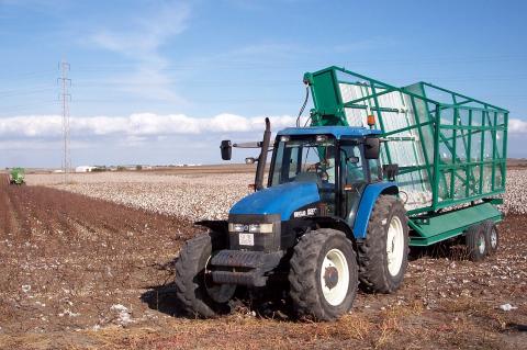image Remolque en un campo de algodón