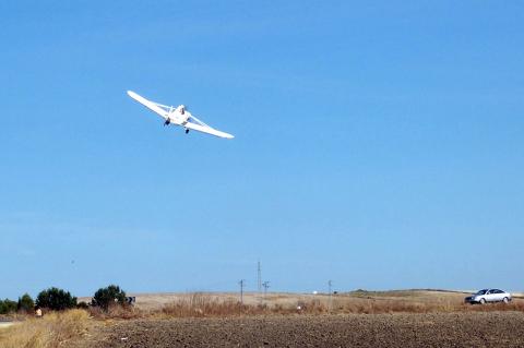 image Avioneta maniobrando en una plantación de algodón