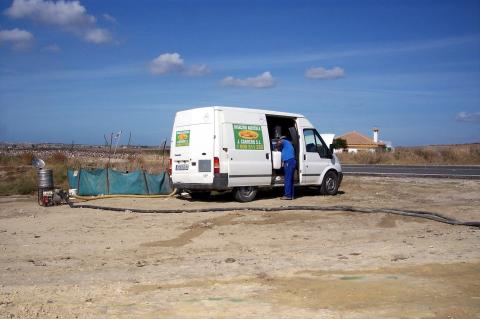 image Furgoneta de repostaje de una avioneta fumigadora