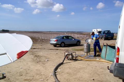 image Equipo de repostaje para una avioneta fumigadora