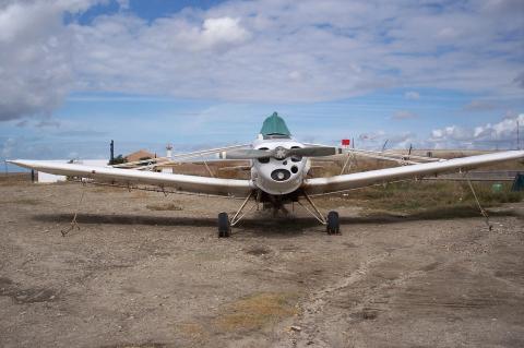 image Avioneta fumigadora en una plantación de algodón