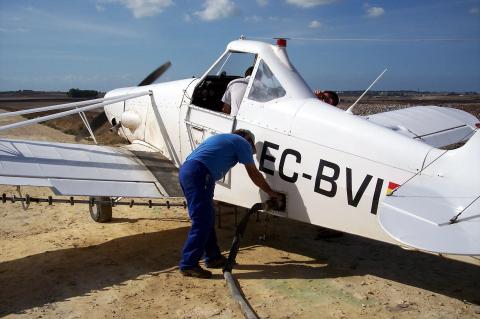 image Avioneta fumigadora repostando