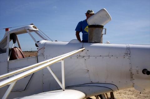 image Avioneta fumigadora repostando