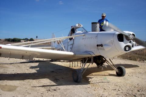 image Avioneta fumigadora repostando
