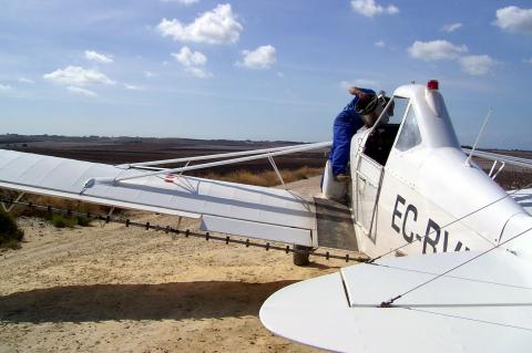 image Avioneta fumigadora repostando