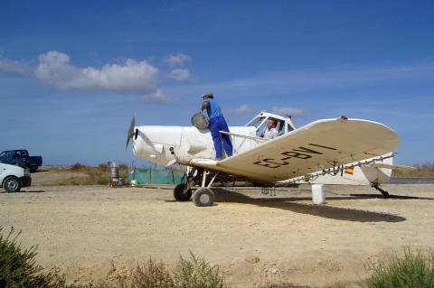 image Avioneta fumigadora repostando