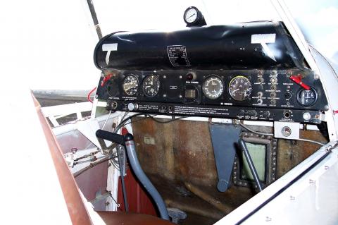 image Panel de mandos de una avioneta fumigadora