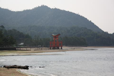 image Vista del Otorii del santuario Itsukushima en la isla Miyajima, Japón