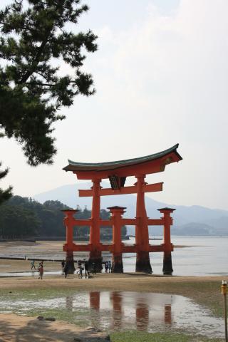 image Otorii con marea baja, santuario Itsukushima en la isla Miyajima, Japón