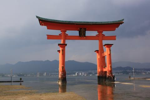 image Otorii con marea baja, santuario Itsukushima en la isla Miyajima, Japón