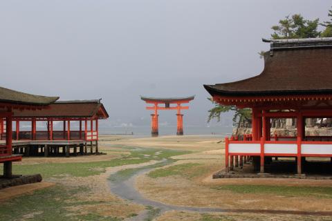 image Otorii y santuario Itsukushima con marea baja, isla Miyajima, Japón