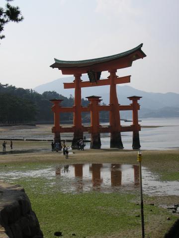 image Otorii con marea baja, santuario Itsukushima en la isla Miyajima, Japón