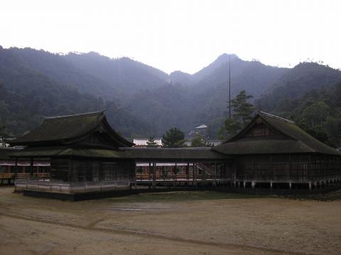 image Santuario Itsukushima con marea baja en la isla Miyajima, Japón