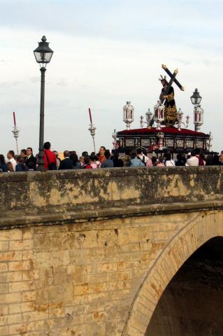 image Ntro. Señor de los Reyes por el Puente Romano, Córdoba