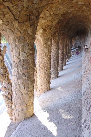image Columnas diagonales, Parque Güell, Barcelona