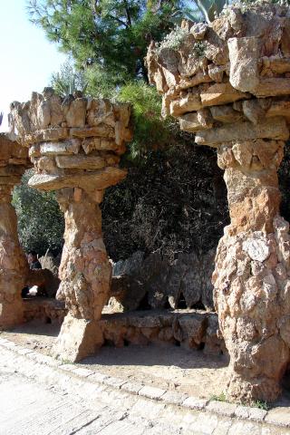 image Columnas ornamentadas con vegetación, Parque Güell, Barcelona