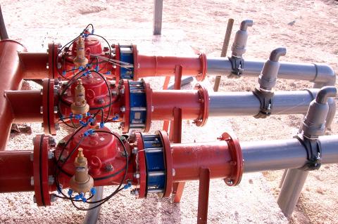 image Válvulas para el riego por goteo en una plantación de olivos