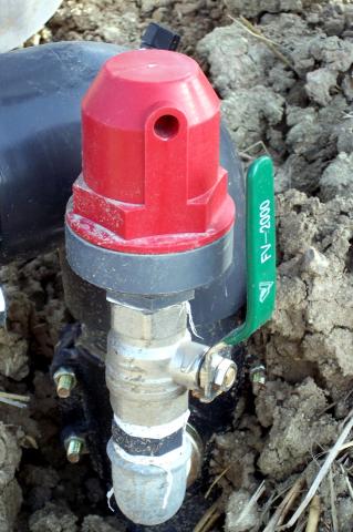 image Ventosa de la salida aire de una tubería en una plantación de olivos