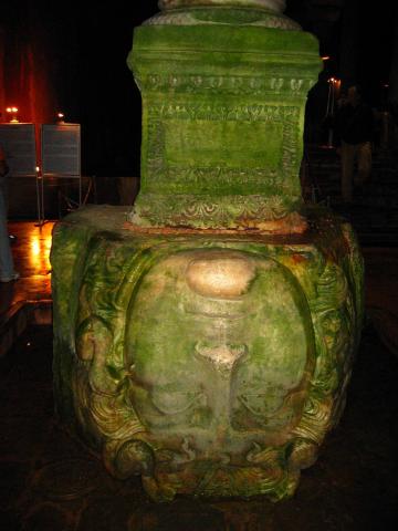 image Roca labrada en las cisternas de Yerebatan Sarayi, Estambul, Turquía