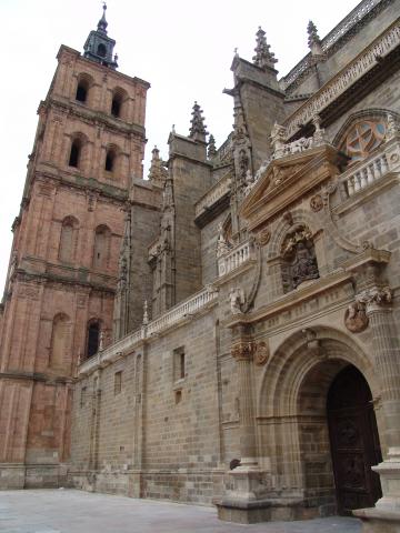 image Vista lateral de la Catedral de Astorga, León