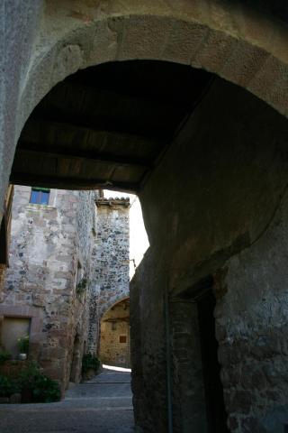 image Calles en la antigua ciudad de Besalú, Garrotxa, Girona