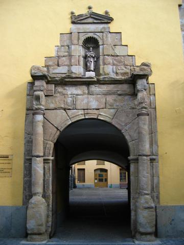 image Puerta del Hospital de Sant Jaume, Olot, Garrotxa, Girona