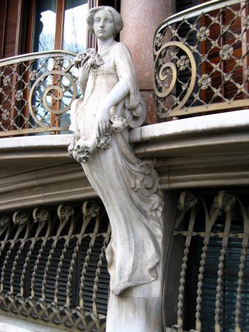 image Escultura en la fachada de la Casa Solá Morales, Olot, Garrotxa, Girona