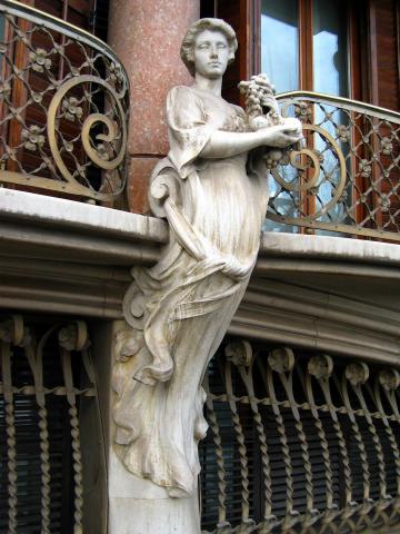 image Escultura en la fachada de la Casa Solá Morales, Olot, Garrotxa, Girona