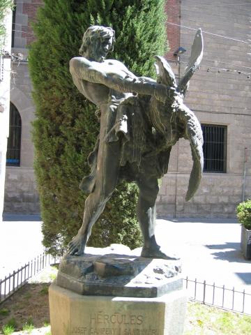 image Estatua de Hércules en la Rambla de San Isidro, Igualada, Barcelona
