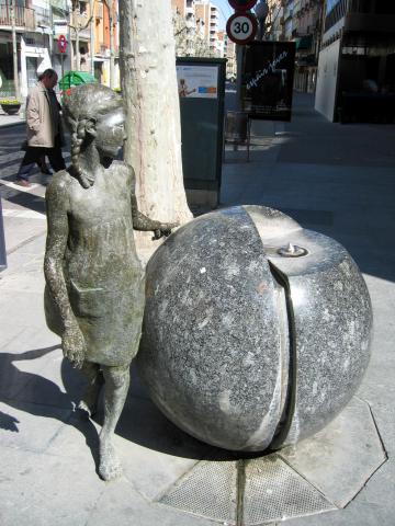 image Estatua de una niña en la Rambla de San Isidro, Igualada, Barcelona