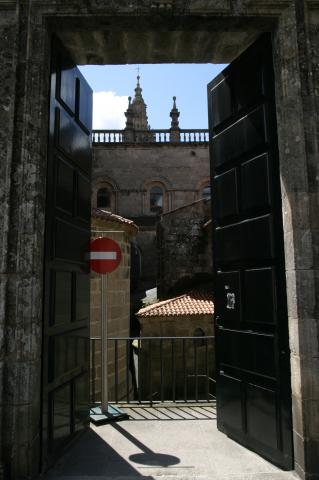 image Puerta desde la que se ve el lateral de la Catedral de Santiago de Compostela, A Coruña