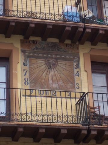 image Reloj de Sol, Plaza de España en Calatayud, Zaragoza
