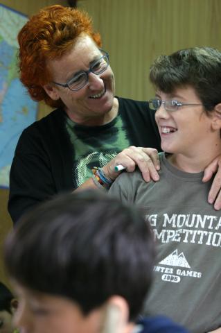 image Profesora anima a alumno