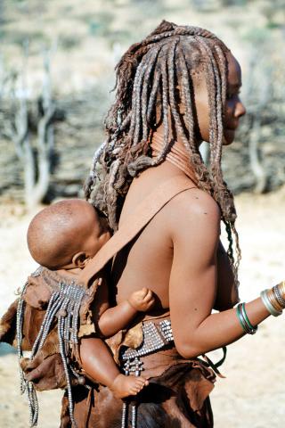 image Mujer himba transportando bebé, Namibia