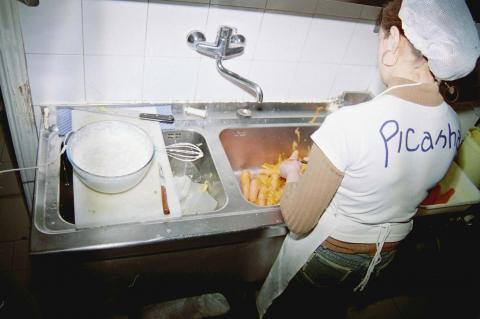 image Pelando zanahorias