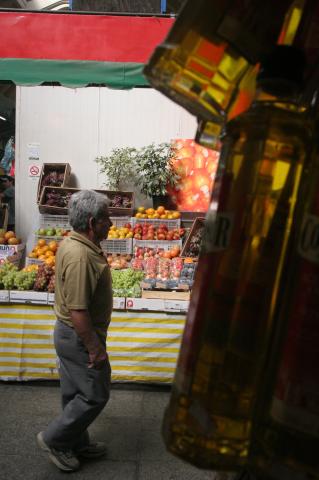 image Puesto de frutas y aceite, Mercado de abastos de Sao Paulo, Brasil