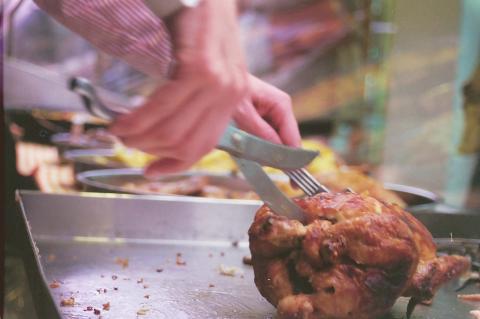 image Trinchando un pollo asado