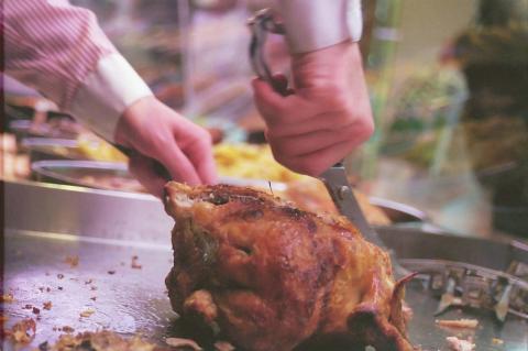 image Trinchando un pollo asado