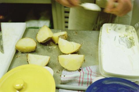 image Preparando patatas para ensaladilla
