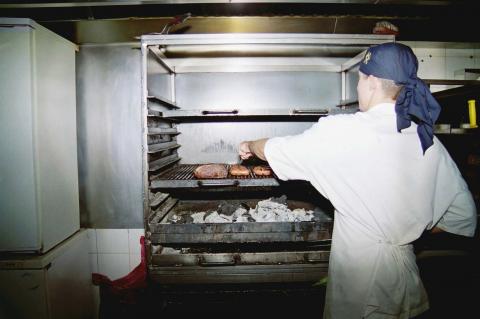 image Asando carne en cocina industrial