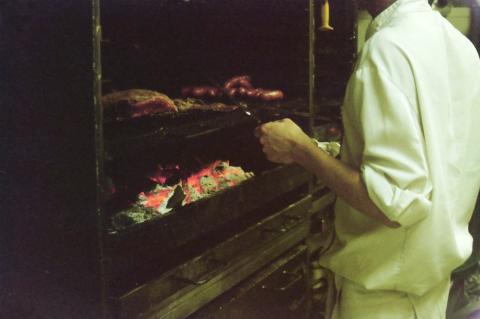 image Asando carne en cocina industrial