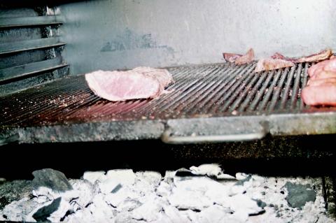 image Asando carne en cocina industrial