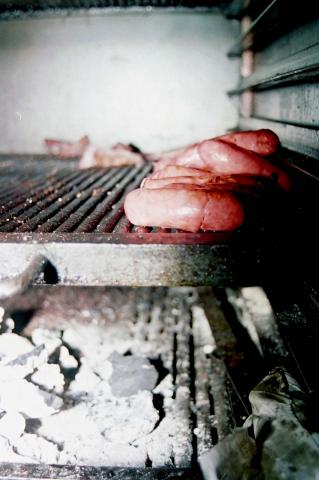 image Asando carne en cocina industrial