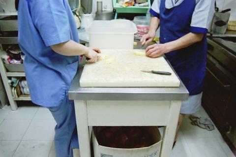 image Partiendo piña en cocina industrial