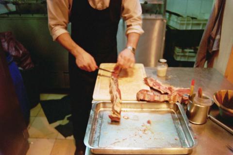 image Preparando un pincho de carne en un restaurante