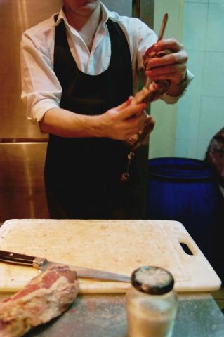 image Preparando un pincho de carne en un restaurante
